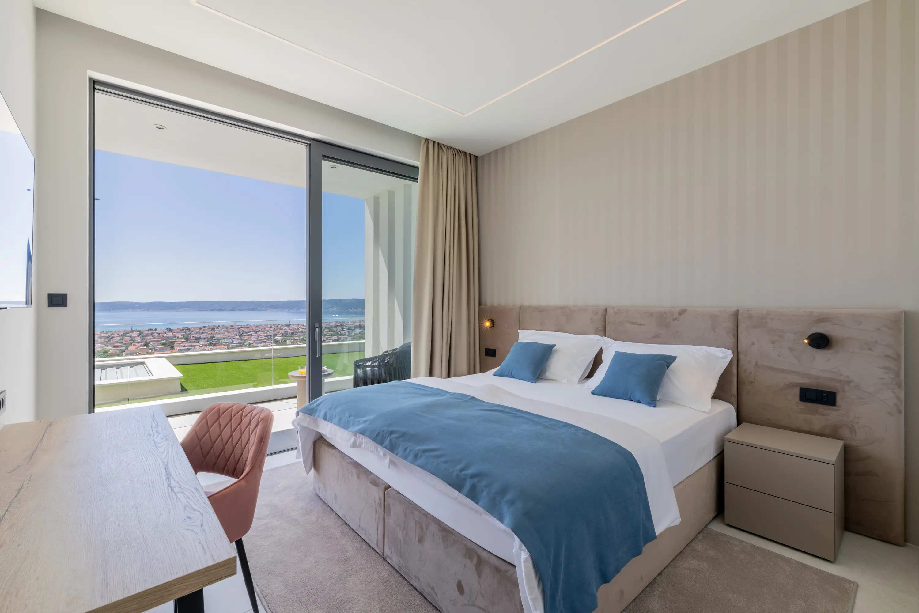 /bedroom_2_sea.webp